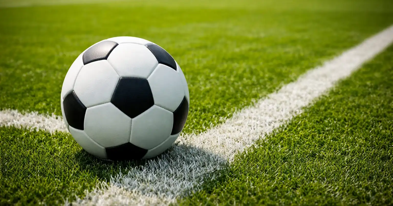 Pallone da calcio su prato verde con linee del campo in primo piano